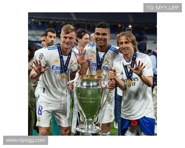 皇马传奇重返伯纳乌，球迷排队与克罗斯合影